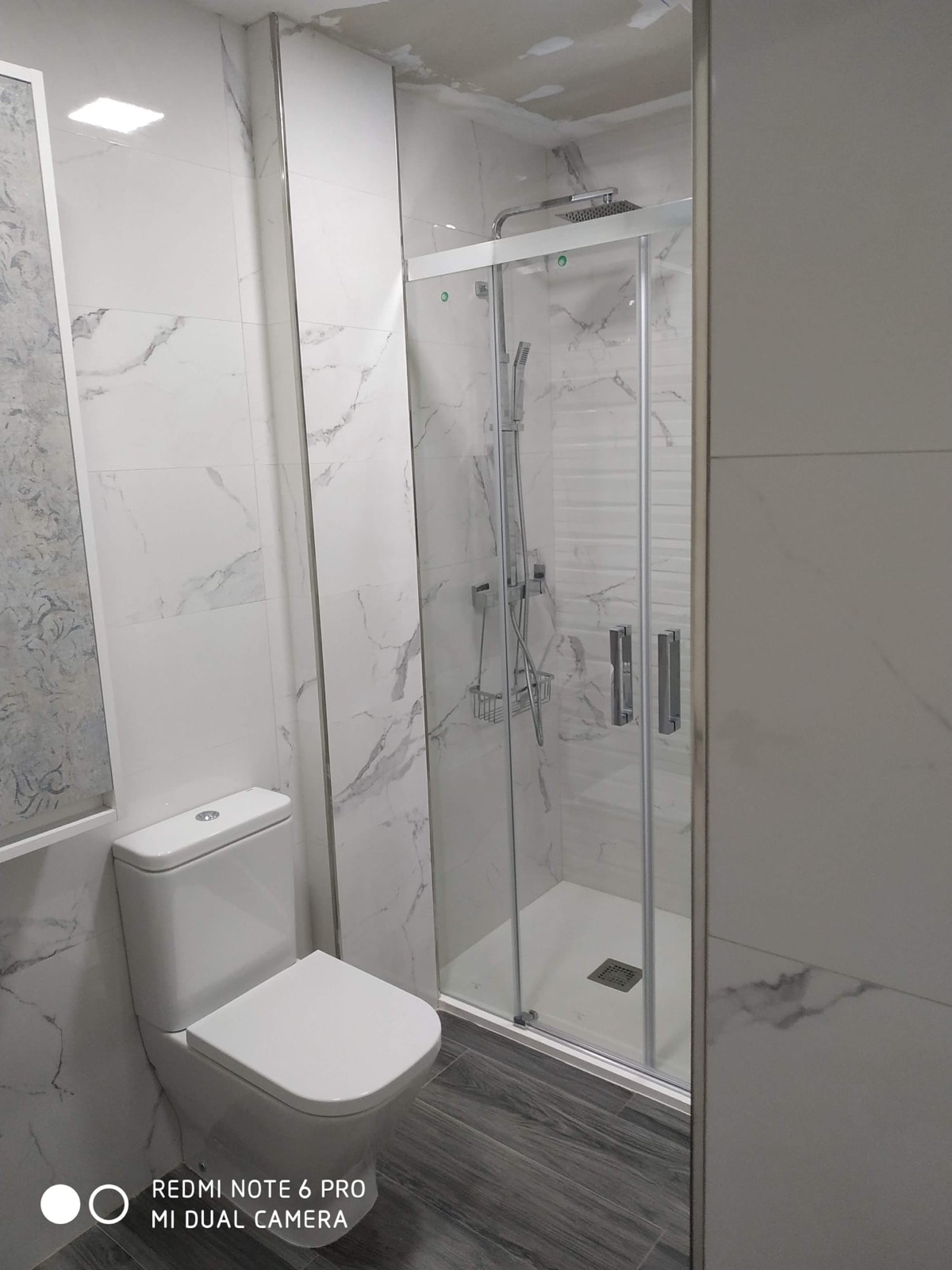 Baño reformado con ducha a ras de suelo