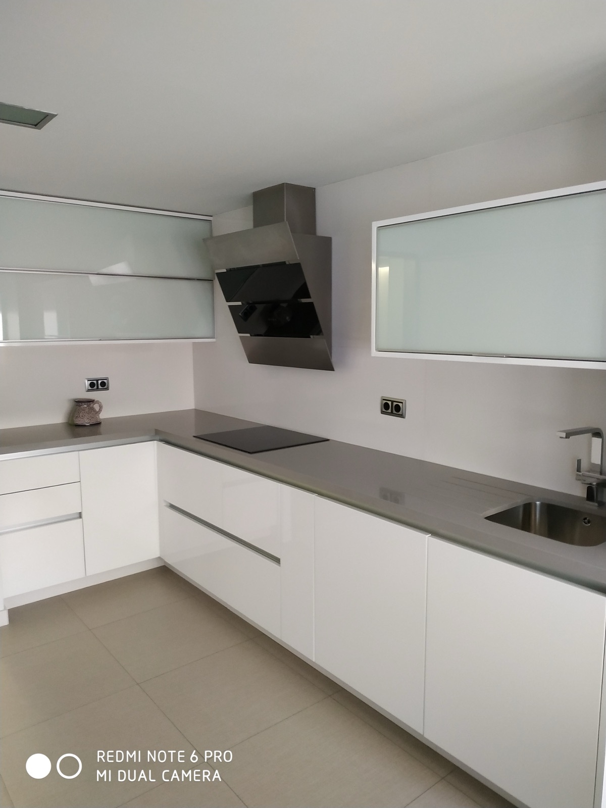 Cocina reformada abierta al salón