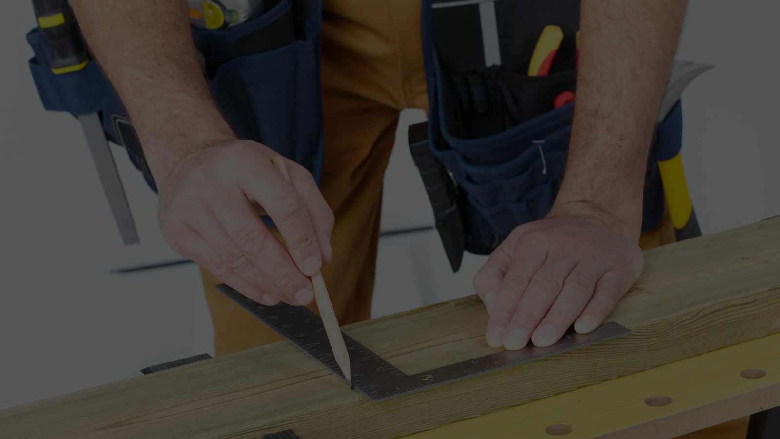Profesional de Reformas Martínez trabajando con herramientas