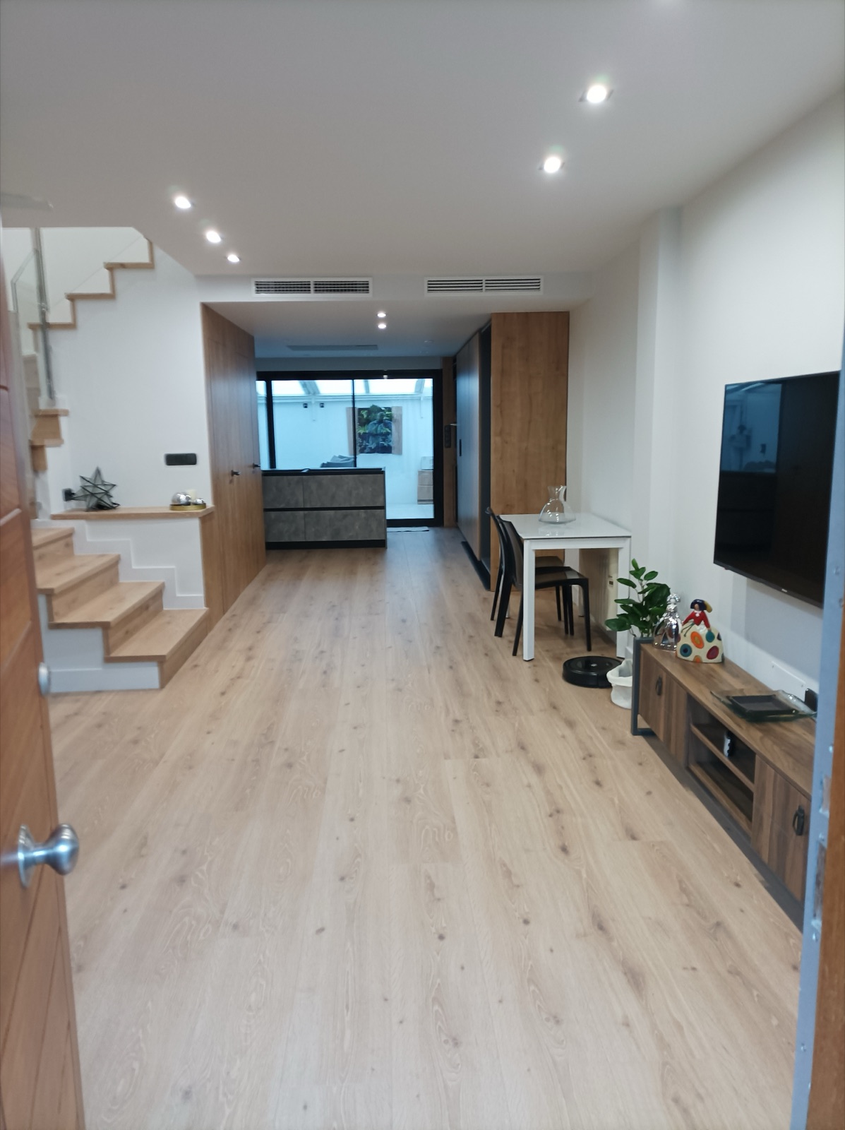 Reforma integral — Salón con escalera y office abierto.