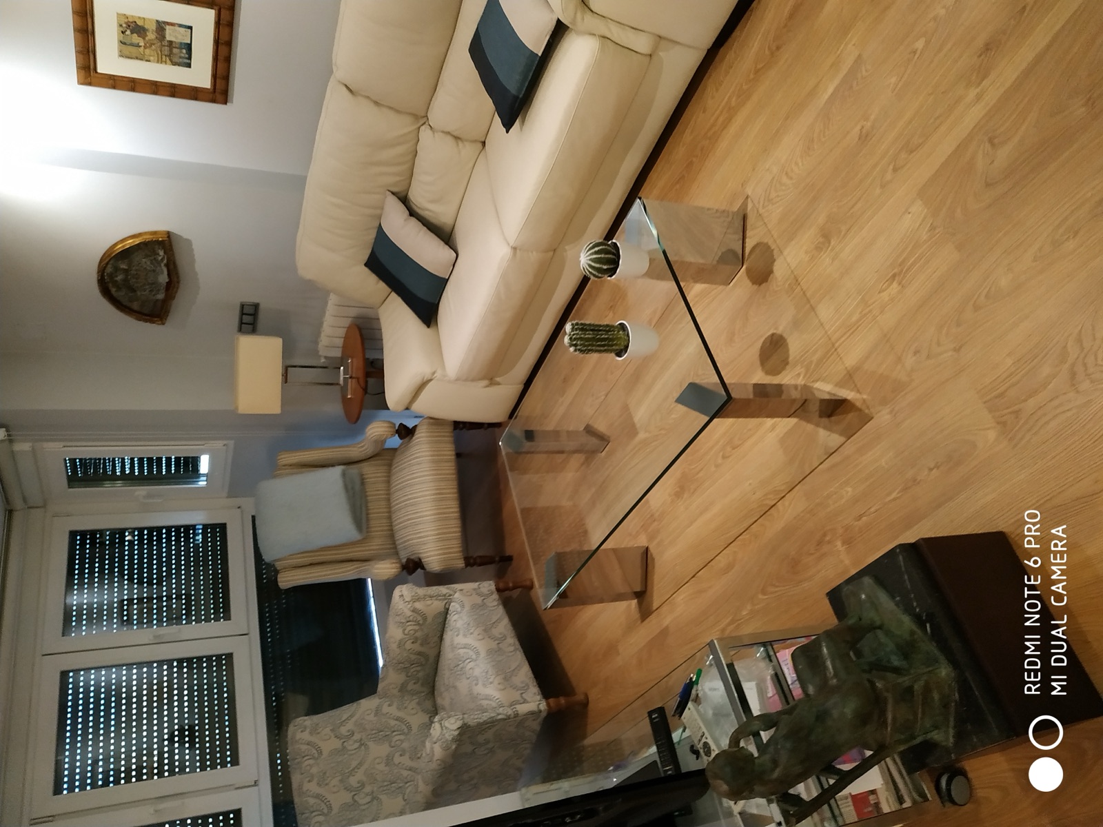 Salón reformado con suelo de madera y luz natural